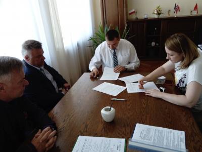 Podpisanie umowy z wykonawcą stadionu w Baboszewie